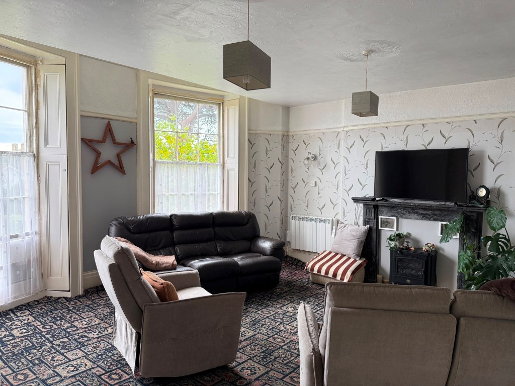 Lot: 133 - FREEHOLD BUILDING ARRANGED AS THREE FLATS PLUS BASEMENT - Flat 1 Living room